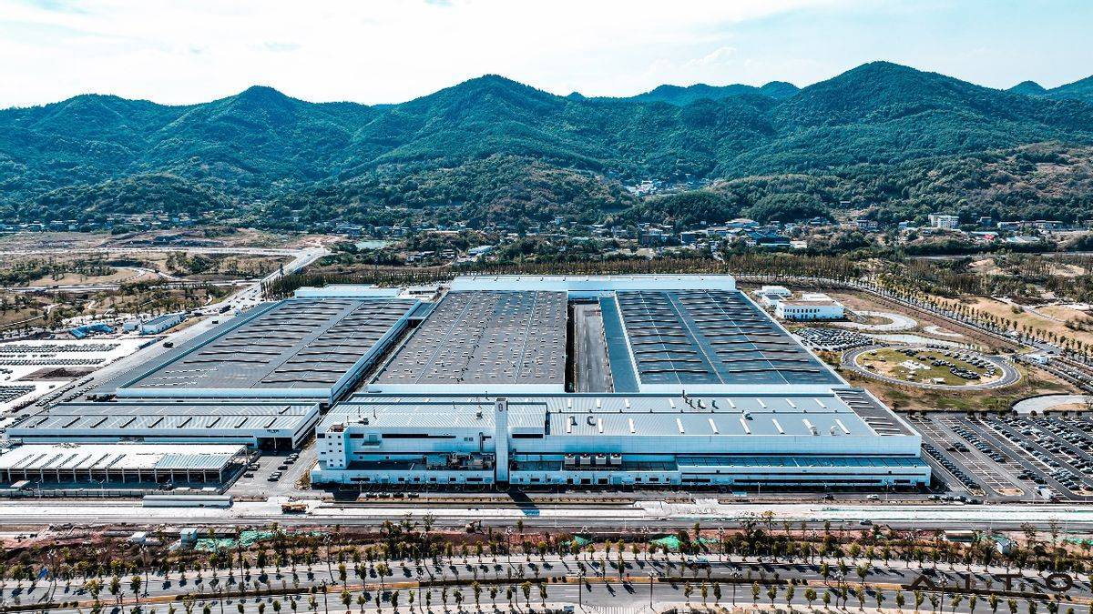 AITO問界M7全國交付季啟動，首批用戶喜迎智慧出行新伙伴